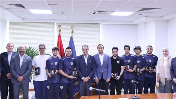وزير الاتصالات مع