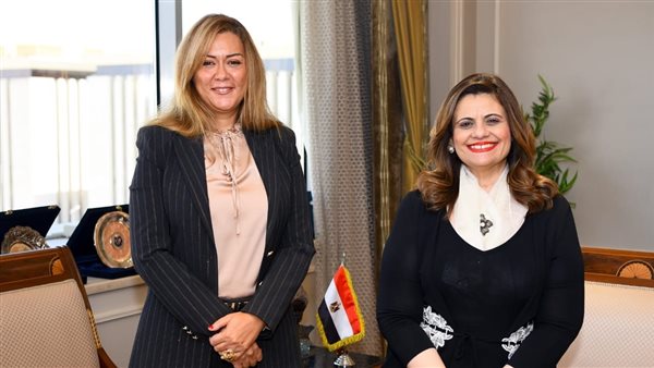 وزيرة الهجرة والمدير