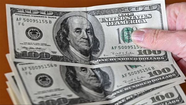 الدولار يتراجع وسط