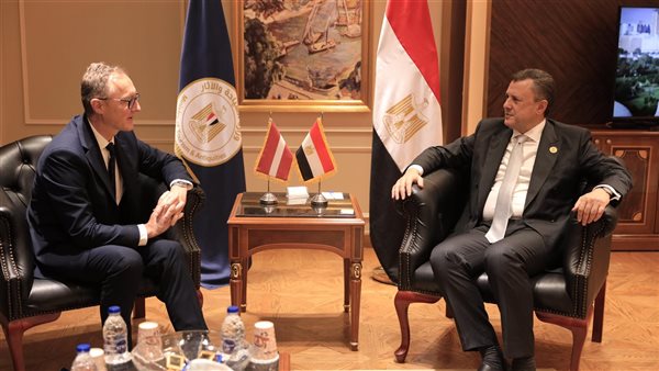 وزير السياحة وسفير