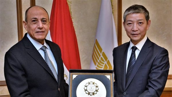 وزير الطيران مع السفير