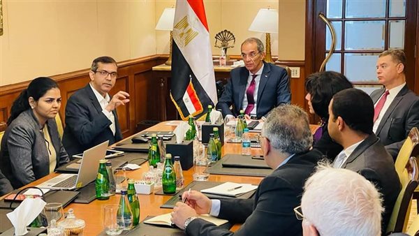 وزير الاتصالات يبحث
