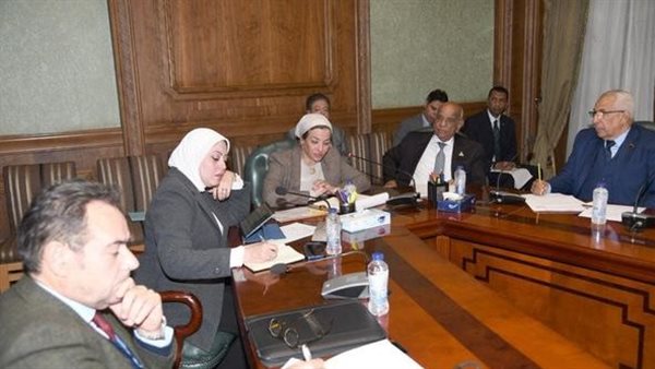 وزيرة البيئة تستعرض