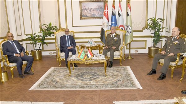 وزير الدفاع خلال