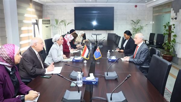 وزيرة البيئة تناقش
