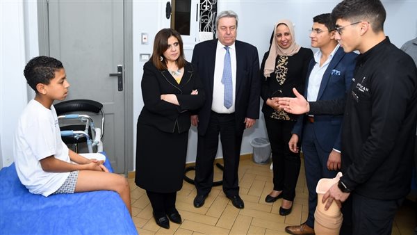 وزيرة الهجرة تسلم