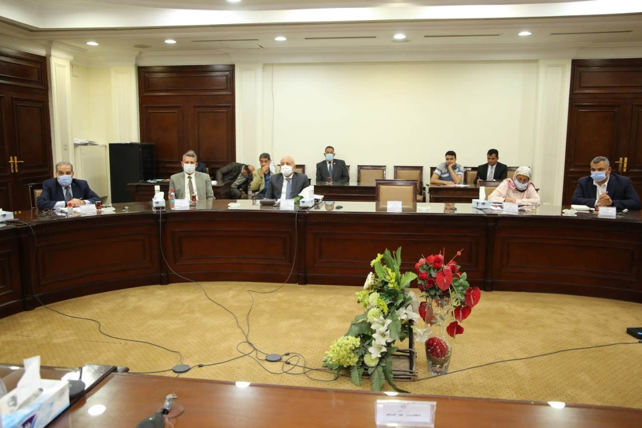 تفاصيل اجتماع وزير الإسكان مع أشرف صبحي لتسويق منتجات مصنع النجيل الصناعي