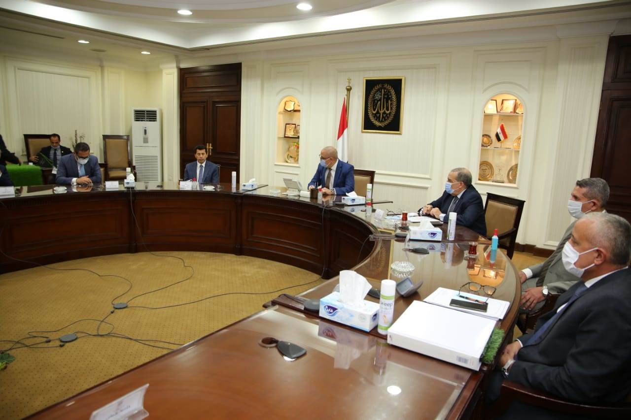 تفاصيل اجتماع وزير الإسكان مع أشرف صبحي لتسويق منتجات مصنع النجيل الصناعي