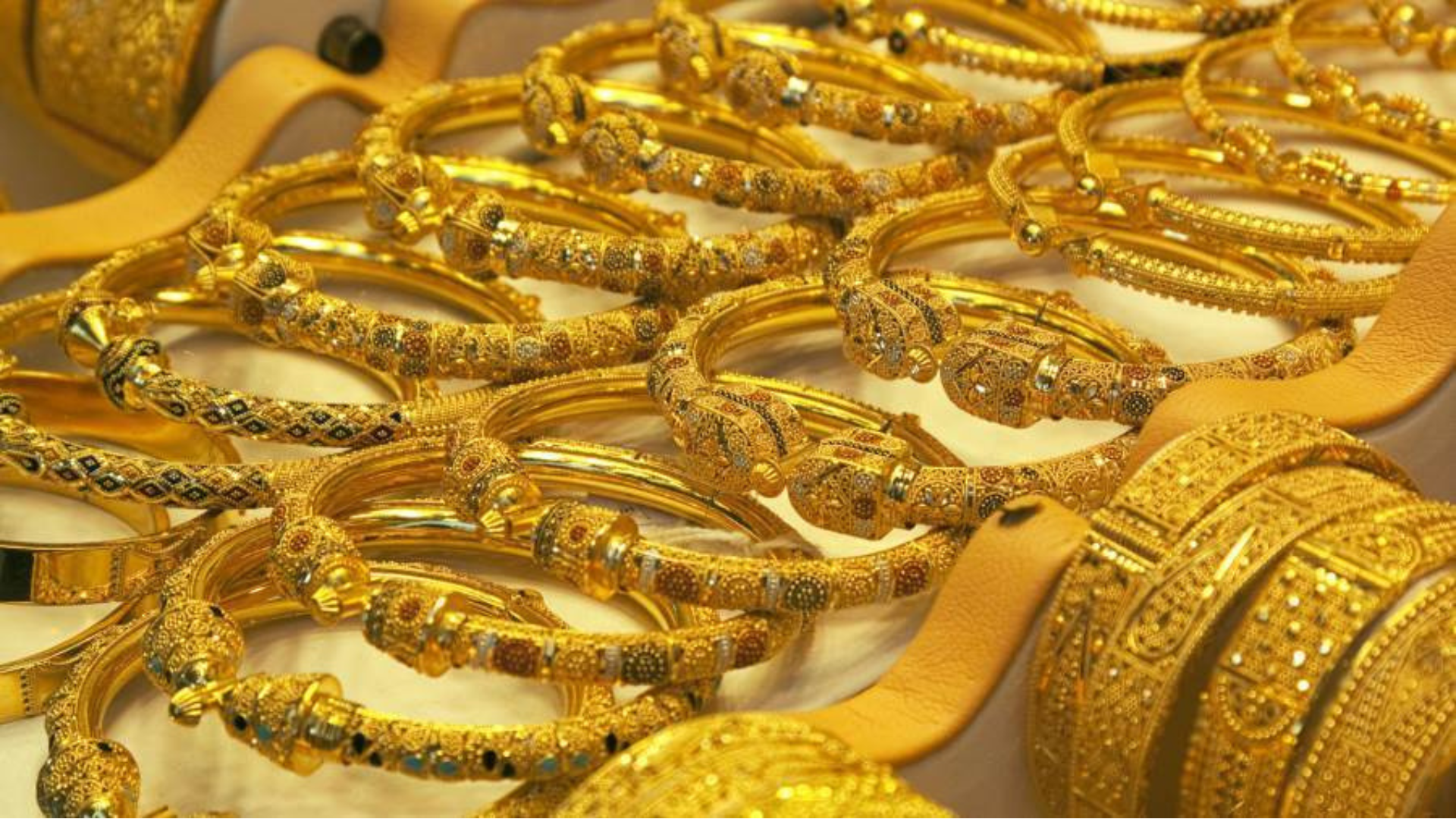 «أي صاغة»: السوق السوداء للدولار تدفع الذهب للصعود وعيار 21 يسجل 1105 جنيهات
